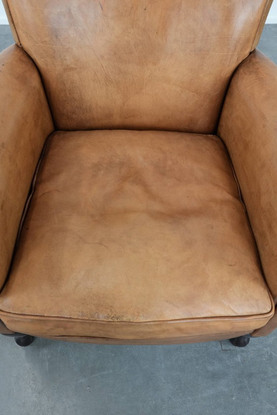 Image 1 of Fauteuil vintage discret en peau de mouton aux pieds gracieux