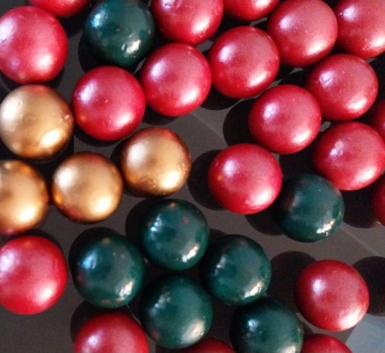 Image 1 of Set di palline decorative natalizie in rosso, verde e oro. Perfette come centrotavola, riempimento di vasi, decorazione di ghirl