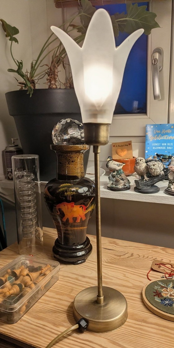 Lampada da tavolo in ottone con paralume a tulipano in vetro smerigliato, Lampade da tavolo, Dorato (foto 2 di 8)