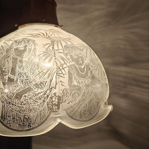 Lámpara colgante vintage de cobre con pantalla de cristal grabado.
