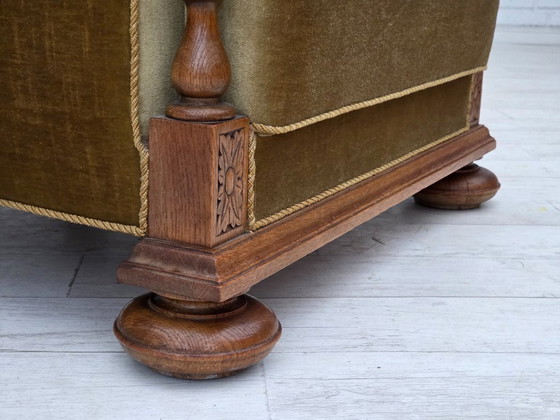 Image 1 of Fauteuil danois des années 1960, velours vert, bois de chêne massif sculpté.