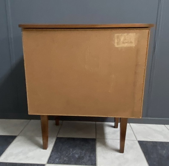 Image 1 of La parte superiore del giradischi/mobile audio può ruotare negli anni '60