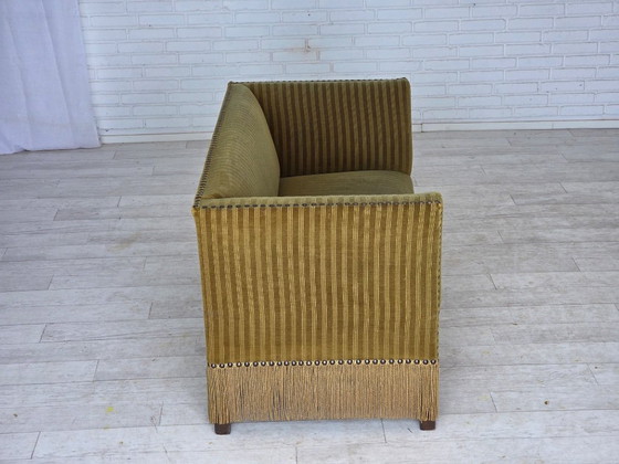 Image 1 of Dänisches 2-Sitzer-Sofa aus den 1970er Jahren, originaler grüner Möbelveloursbezug.