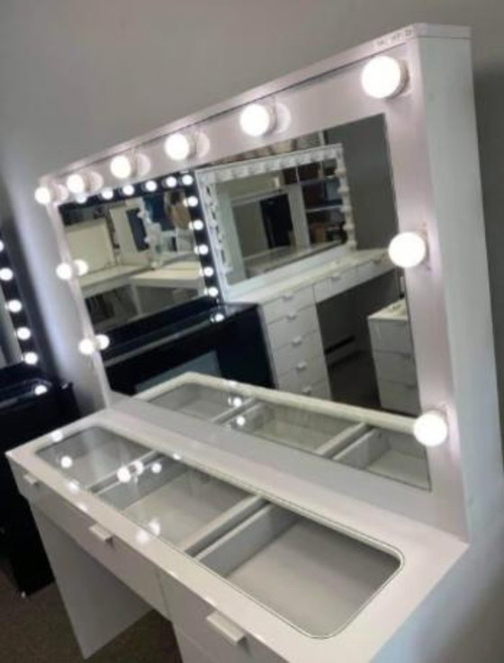 Image 1 of Nieuwe witte make-upkast met 7 lades, glazen blad en 10 lampen.