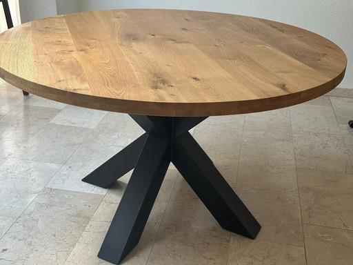 Table ronde avec 4 chaises mobiles assorties