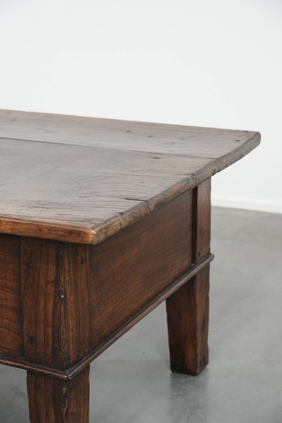 Image 1 of Antieke en tijdloze Zuid Europese salontafel gemaakt van kastanjehout uit de 18e eeuw met twee lades