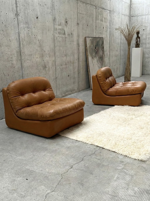 SET DI 2 POLTRONE A TRE PUNTI IN PELLE COGNAC ANNI '70