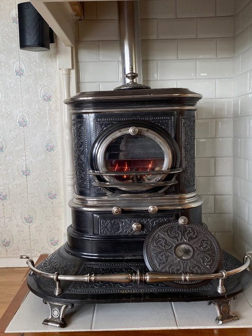Poêle antique en fonte avec foyer et soufflet