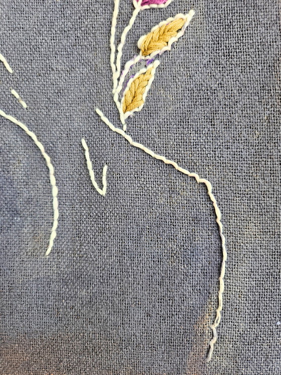 Image 1 of Ricamo fatto a mano su tela – Linea floreale viola su tela di lino – 45 x 35 cm