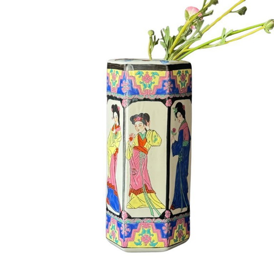 Image 1 of Vintage Zeshoekige Vaas – Kleurrijk Aziatisch Decor – ca. 1960–1980 – 35 cm – Sculpturaal Keramiek