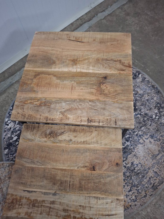 Image 1 of Ensemble de 4 tables basses en bois de manguier et métal, neuves
