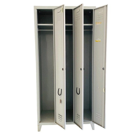Image 1 of Armoire à casiers vintage gris industriel