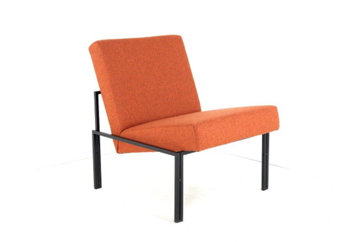 Lounge stoel met oranje stoffen bekleding en zwart metalen frame vintage gerestaureerd