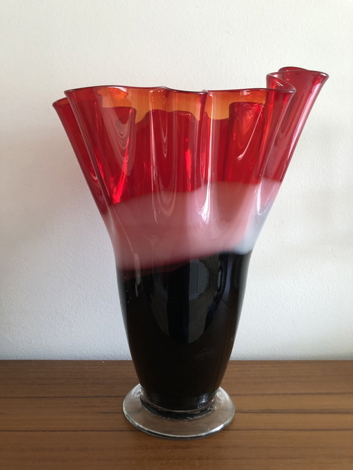 Vase plié en verre en 3 couleurs : rouge noir blanc