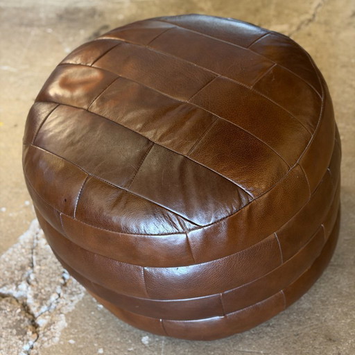 Puf redondo De Sede en piel marrón con patchwork, década de 1970 - vintage