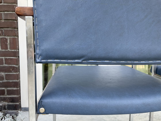 Image 1 of Conjunto de sillas Fröscher KG de mediados de siglo fabricadas en metal precioso, reposabrazos de madera noble y polipiel.