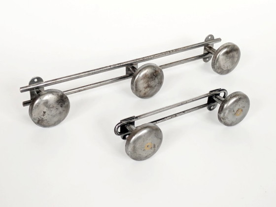 Image 1 of Paar französische Stahlgarderobenständer, industrielle Wandhaken aus den 1950er Jahren mit runden Köpfen