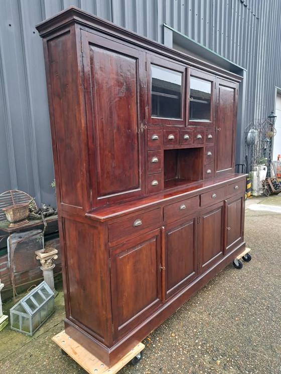 Image 1 of Vetrina coloniale in teak, mobile da farmacia, mobile da negozio, cassettiera, dimensioni 246x52/35 cm e altezza 220 cm.