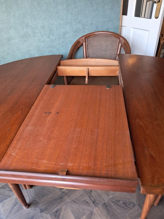 Round extendable wooden Dining table (photo 2 of 6)