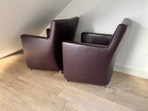 2 fauteuils Leolux Dolcinea en cuir plumeux/violet