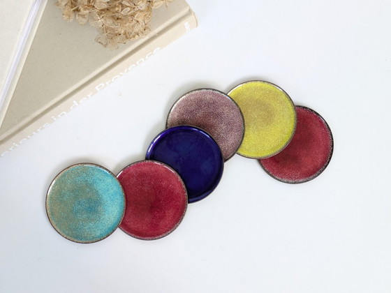 Image 1 of Vintage emaille onderzetters op koperen onderzetters, set van 6, MCM Jewel Tone Multicolour, jaren 60