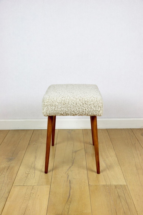 Image 1 of Taburete alto con asiento de bouclé beige y patas redondas de haya de los años 70.