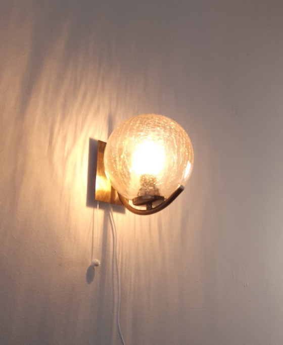 Image 1 of Lampada da parete vintage Richard Essig con paralume a sfera in ottone e vetro ghiacciato, lampada da parete mcm