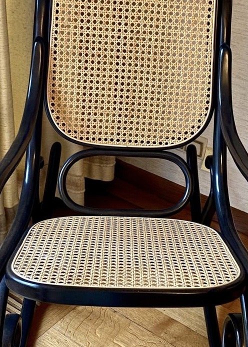 Splendido set di 2 sedie a dondolo vintage Thonet (1987) – Condizioni eccellenti – Wood, Rattan (photo 10 of 11)