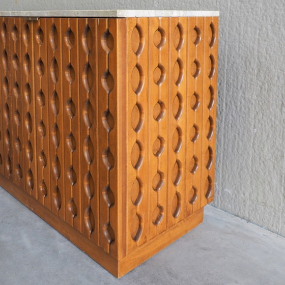 Credenza brutalista contemporanea in legno intagliato con piano in travertino – Credenze, Wood, Brass (photo 11 of 16)