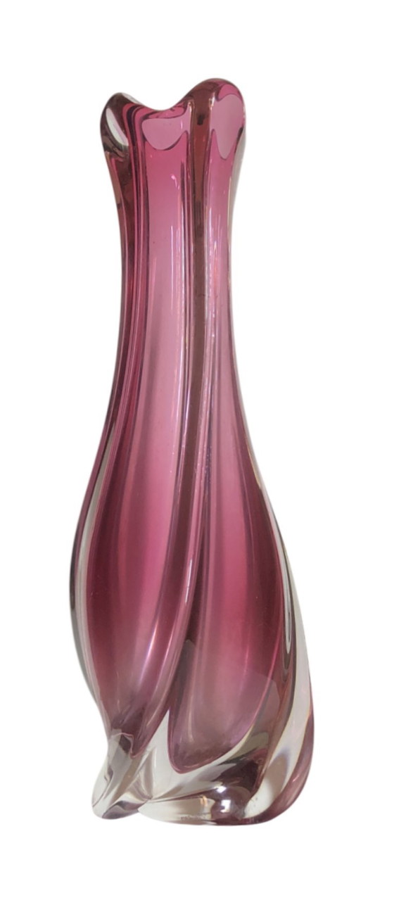 Image 1 of Vase Val Saint Lambert en cristal à motif tourbillonnant couleur canneberge, Belgique, années 1960