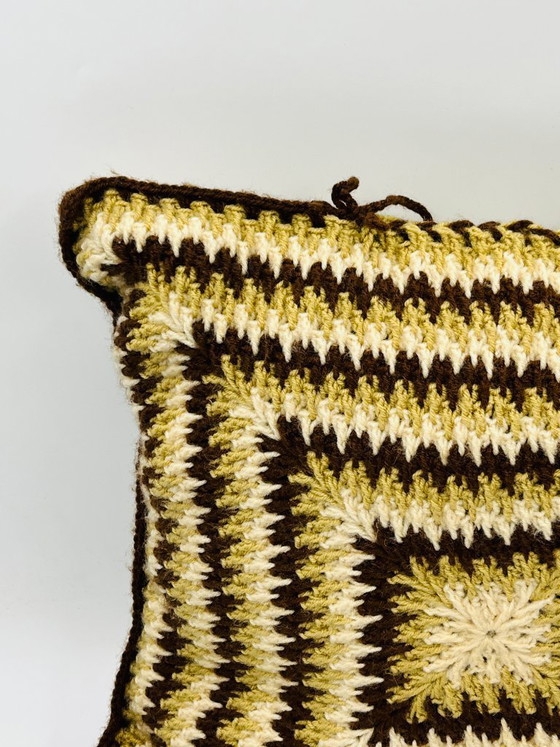 Image 1 of Coussin en crochet vintage années 70