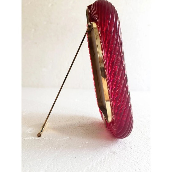 Image 1 of Cornice in vetro di Murano “Torchon” rosso veneziano e ottone grezzo in stile Barovier.