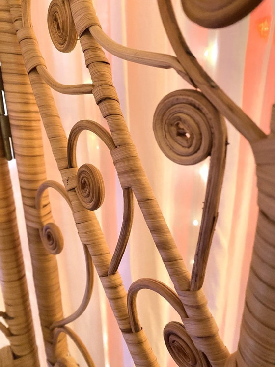 Image 1 of Paravent vintage en osier à motif cœur