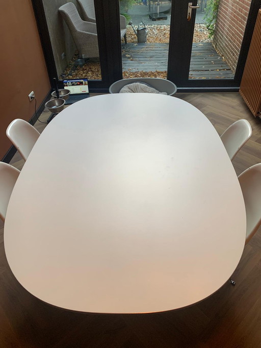 Fritz Hansen Super Ellips dining table with 4 original DSR fiberglass chairs