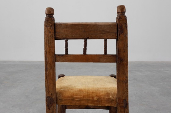Image 1 of Spanischer, handgeschnitzter Eichenstuhl aus dem 19. Jahrhundert mit Velourssitz