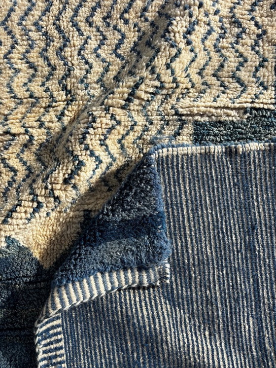 Image 1 of Handgemaakt Marokkaans Mrirt wollen tapijt 260x300 cm – Wit en blauw minimalistisch geometrisch ontwerp