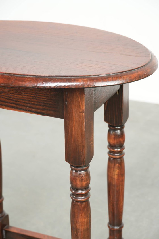 Image 1 of Antique oval English oak side table from the early 20th century with beautiful colors