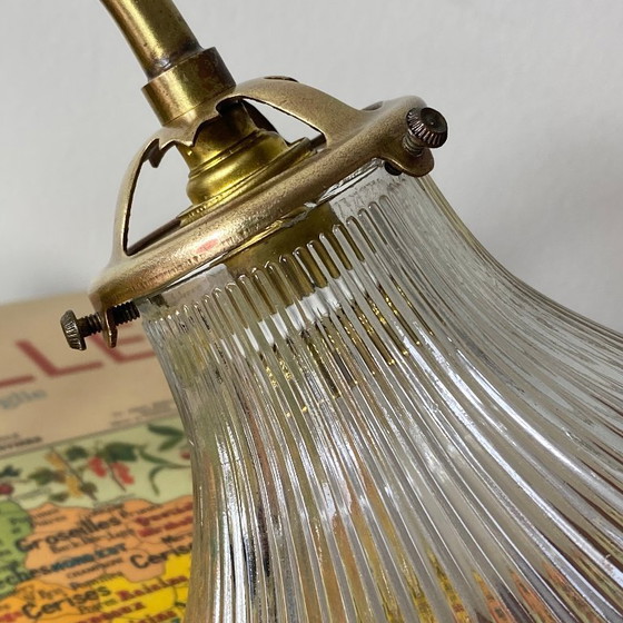 Image 1 of Lámpara de pared de cuello de cisne de latón con pantalla de tulipa de cristal acanalado transparente