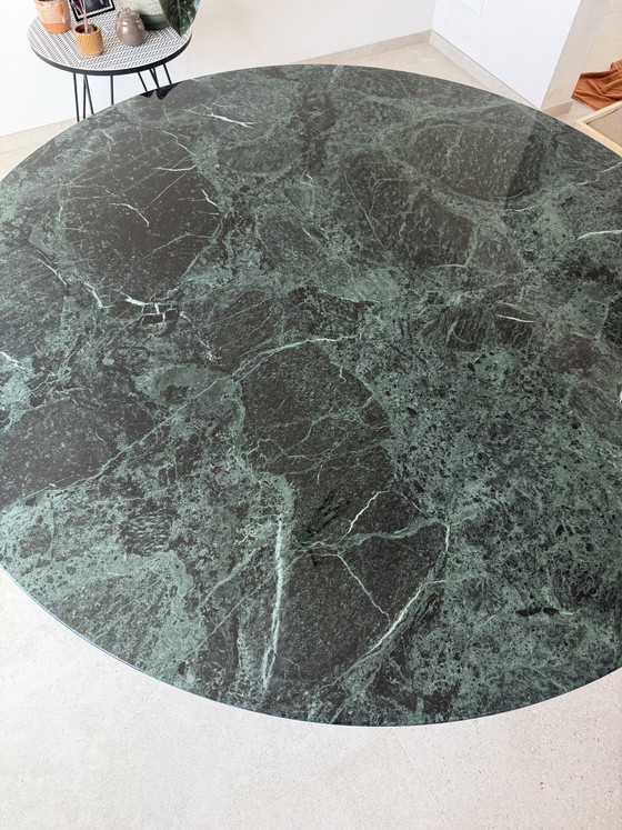 Originele Alpe Verdi Knoll Tulip Eettafel 137 Rond Nieuwstaat!! Eero Saarinen Wit/Zwarte Poot – Marble (photo 11 of 15)