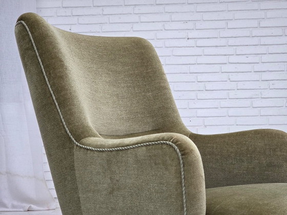 Image 1 of Poltrona danese con schienale alto, anni '70, rivestimento in velluto verde.