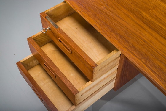 Image 1 of Freistehender dänischer Teak-Schreibtisch aus der Mitte des 20. Jahrhunderts mit erhöhter Kante, 1960er Jahre
