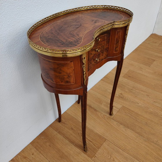 Image 1 of Antiker Beistelltisch, kleiner Nachttisch, kleine nierenförmige Kommode