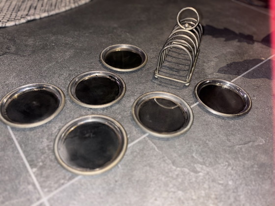Image 1 of Vintage flessenonderzetters met houder – set van 6 – zilverkleurig