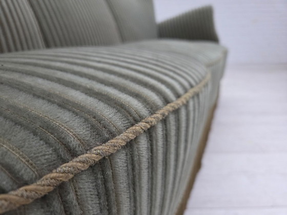 Image 1 of Divano danese a 3 posti, anni '60, velluto verde originale, legno di quercia.