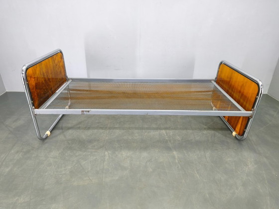 Image 1 of Bauhaus buisvormig stalen bed met walnotenhouten panelen, Tsjechoslowakije, jaren 1930