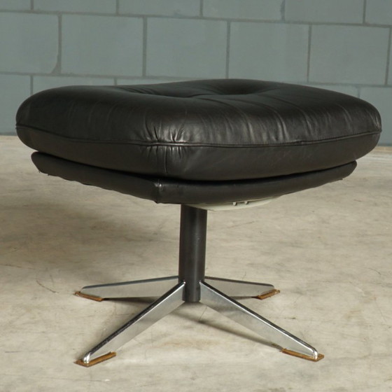 Image 1 of Fauteuil pivotant vintage en cuir avec repose-pieds – années 1970