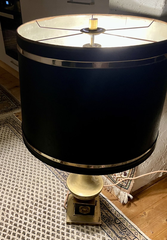 Image 1 of Grande lampada da tavolo classica in ottone con paralume nero – Metà secolo / classicamente elegante