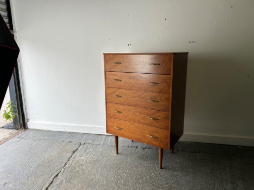 Vintage ladekast van notenhout met messing handgrepen uit het midden van de 20e eeuw, jaren 1950-1960.