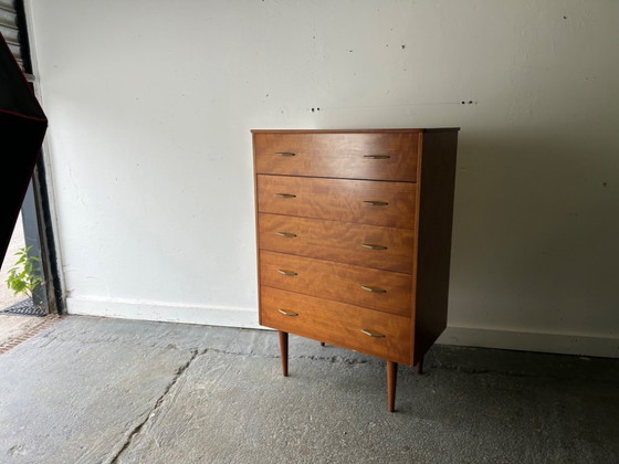 Image 1 of Vintage ladekast van notenhout met messing handgrepen uit het midden van de 20e eeuw, jaren 1950-1960.