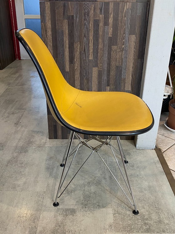 Image 1 of Sedia vintage anni '50/'60/'70 di Eames Herman Miller in fibra di vetro rivestita in vinile giallo.
